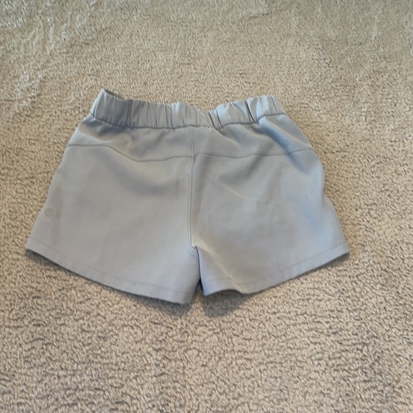 Lululemon On The Fly Short *Woven *2.5" color gray size 4 - Picture 3 of 5